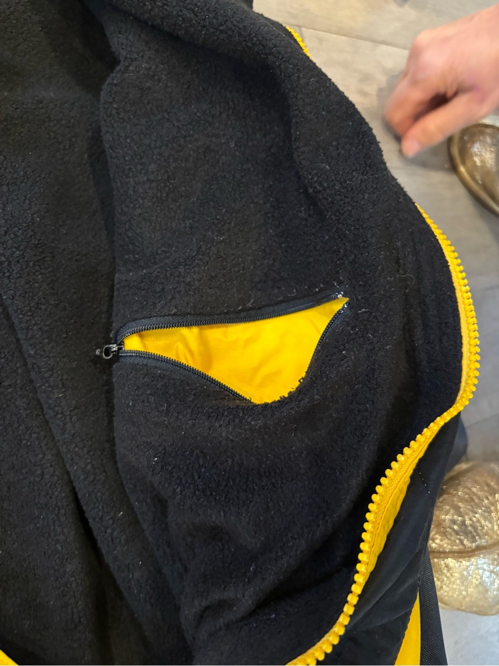 Vintage 90s - Men's Yellow and Black Insulated Bomber Jacket - Picture 5 of 14
